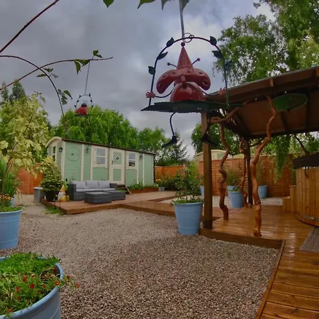 Alices Garden Two * יורק
